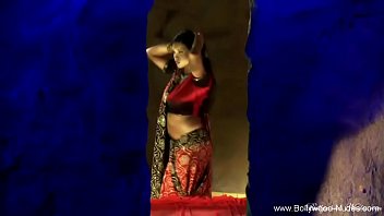 Swaying Hips Of A Dusky Indian Beauty